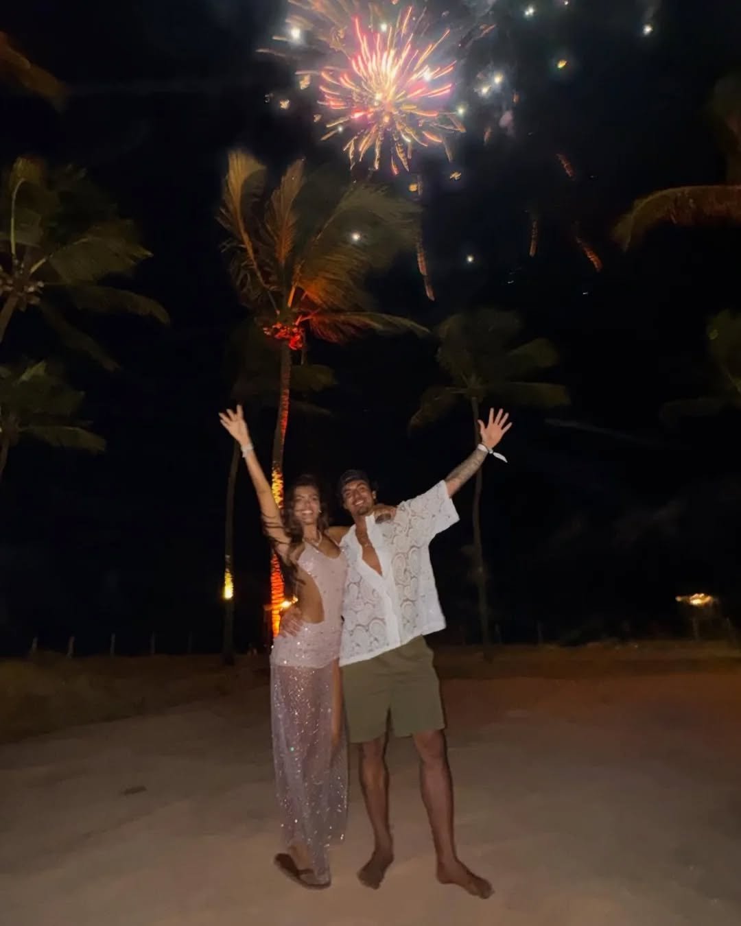 Photo shared by 𝙂𝙖𝙗𝙧𝙞𝙚𝙡 𝙈𝙚𝙙𝙞𝙣𝙖 | 𝙁𝙖𝙣 𝙋𝙖𝙜𝙚 on January 02, 2026 tagging @gabrielmedina, and @isaabellaarantes. May be an image of people kissing, sparkler, fireworks and text.