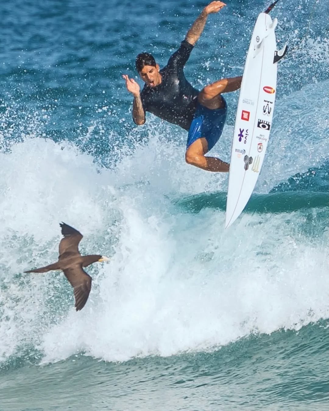 Photo shared by 𝙂𝙖𝙗𝙧𝙞𝙚𝙡 𝙈𝙚𝙙𝙞𝙣𝙖 | 𝙁𝙖𝙣 𝙋𝙖𝙜𝙚 on February 20, 2026 tagging @gabrielmedina, and @neuronha. May be an image of surfboard, water and text.