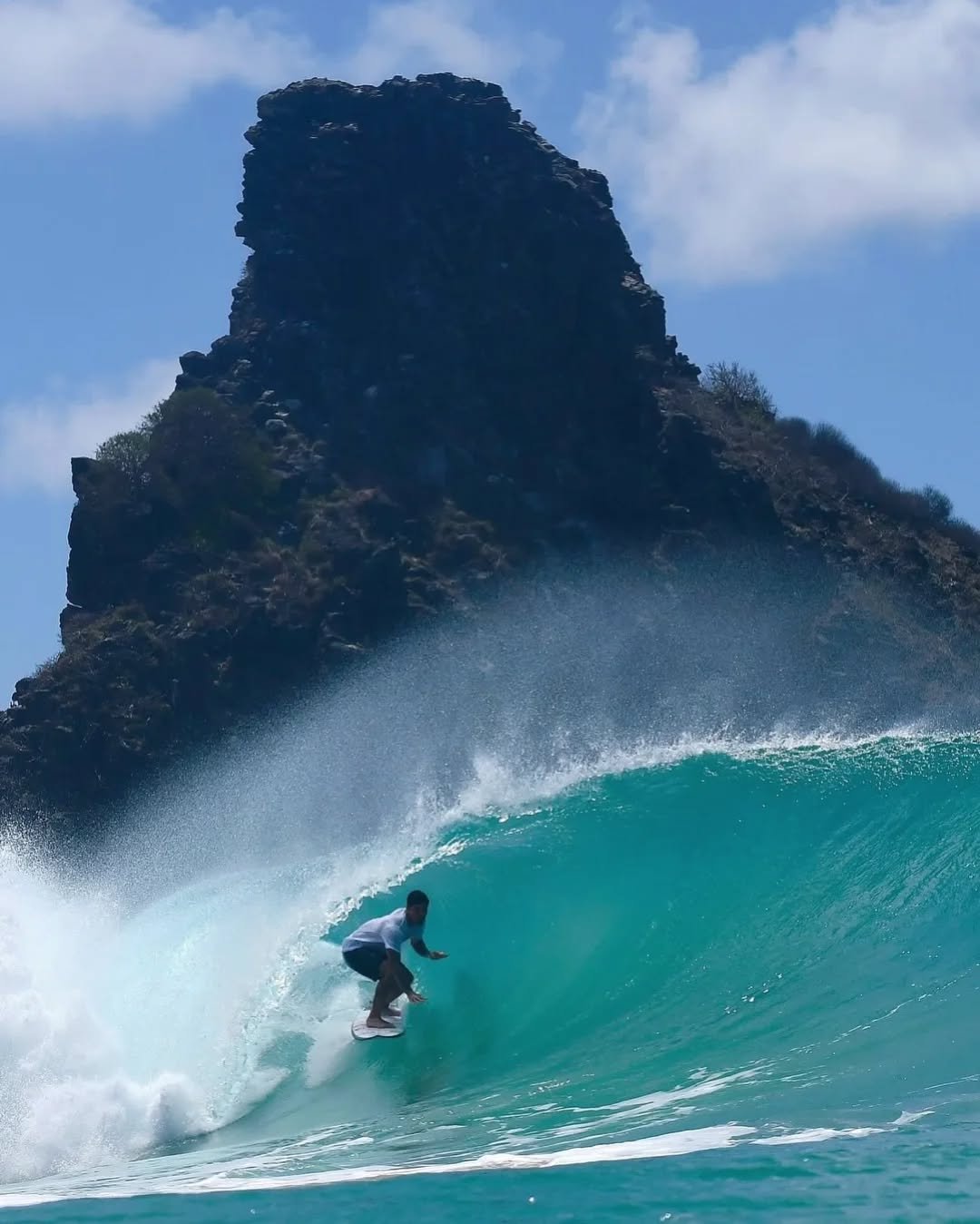 Photo shared by 𝙂𝙖𝙗𝙧𝙞𝙚𝙡 𝙈𝙚𝙙𝙞𝙣𝙖 | 𝙁𝙖𝙣 𝙋𝙖𝙜𝙚 on February 19, 2026 tagging @gabrielmedina, and @ricardoalvesfotos. May be an image of surfboard, wetsuit, water, ocean and text.