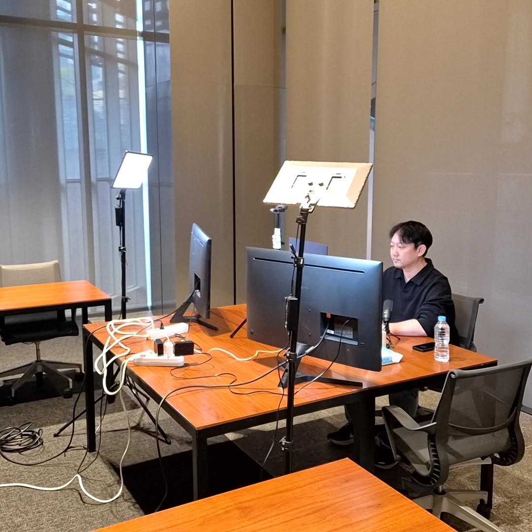 Photo by AI 겸임교수 이종범 on April 14, 2026. May be an image of studying, screen, bureau, newsroom, office and text.