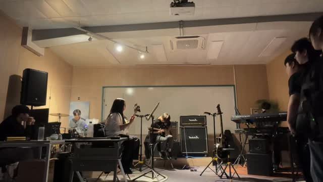 powerblog 게시물 이미지: 메인보컬 + 키보드
가수가 되기 위해 열심히 노래하는 아들
덕분에 귀호강
노래는...