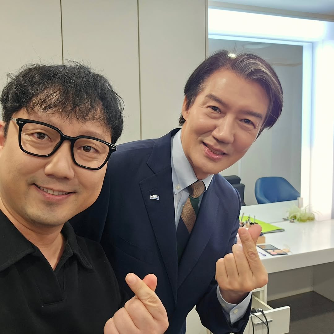 powerblog 게시물 이미지: SBS 방송 촬영 가서 메이크업 받는데 
내 다음 차례가 조국 대표님.
젠틀하시고...