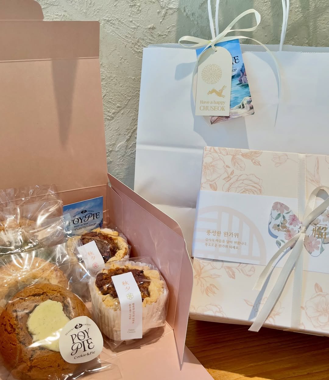 Photo by 동탄카페 POYPIE_포이파이 | 동탄답례품 동탄쿠키 동탄케이크 in 동탄신도시 with @poy_pie_shop. May be an image of ‎coconut macaroon, crumbcake, babka, oatmeal cookies, hamper and ‎text that says '‎E Hane p huappy CHUSEOK OYPIE , 강사의 풍성환한가위 풍성한한가위 풍성한 한가위 마음음 동모로운 가돼되세요, 하니다. ジく CR AL2NARA بل b DO OY יאאת POY و ۲٨ काह Cooku&Pa‎'‎‎.