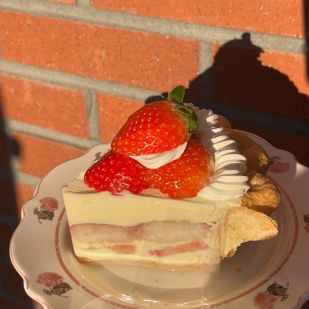 Photo by 동탄카페 POYPIE_포이파이 | 동탄디저트 동탄쿠키 동탄케이크 in 동탄신도시 with @poy_pie_shop. May be an image of cake, strawberry, fruitcake, pie and text.