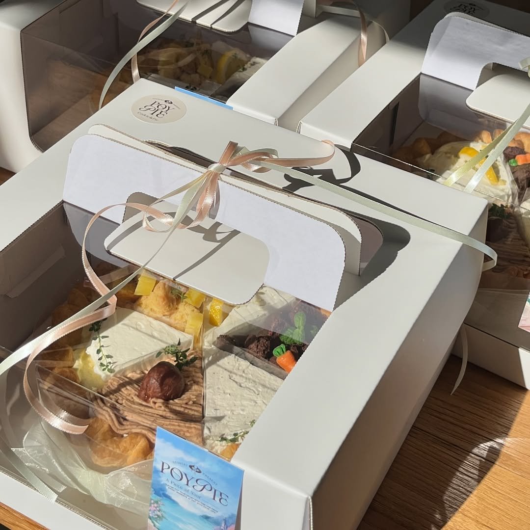 Photo by 동탄카페 POYPIE_포이파이 | 동탄답례품 동탄쿠키 동탄케이크 in 동탄2신도시 with @poy_pie_shop. May be an image of turnover, babka, chiffon cake, coconut macaroon, pie, box, hamper and text.