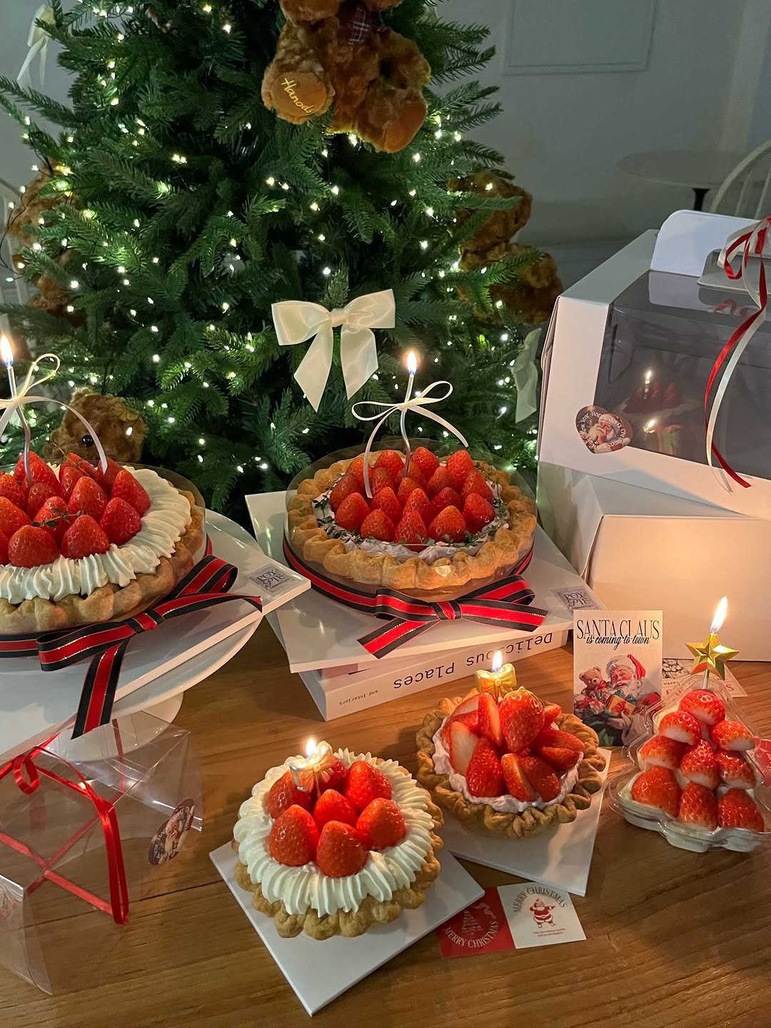 Photo by 동탄카페 POYPIE_포이파이 | 동탄답례품 동탄쿠키 동탄케이크 in 동탄2신도시 with @poy_pie_shop. May be an image of cake, strawberry, tart, pie, cheesecake, fruitcake and text.