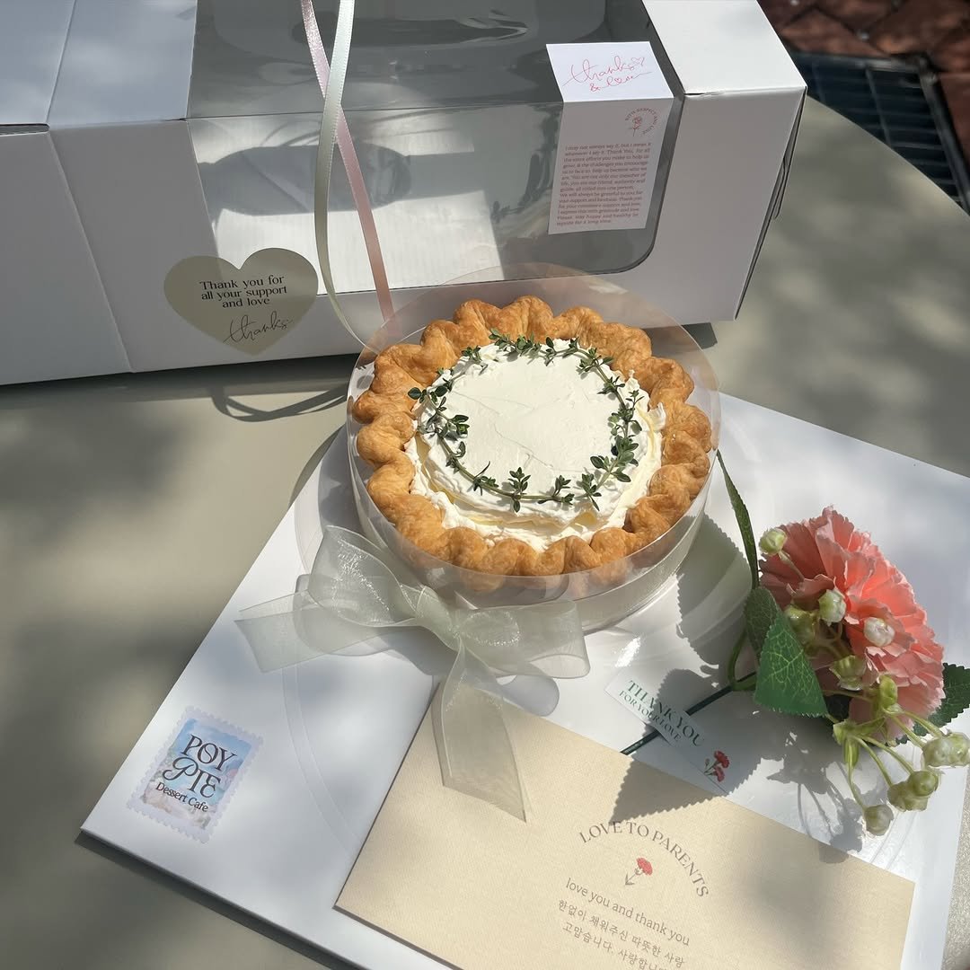 Photo by 동탄카페 POYPIE_포이파이 | 동탄디저트 동탄쿠키 동탄케이크 in 동탄신도시 with @poy_pie_shop. May be an image of tart, pie, hand pie and text.