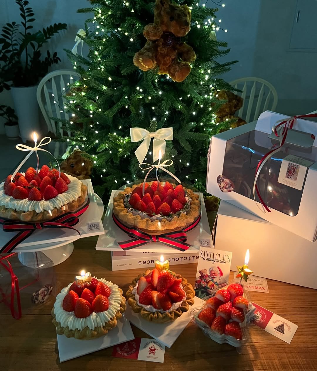 Photo by 동탄카페 POYPIE_포이파이 | 동탄답례품 동탄쿠키 동탄케이크 in 동탄호수공원 with @poy_pie_shop. May be an image of cake, strawberry, gingerbread cookie, fruitcake, pie, cheesecake and text.