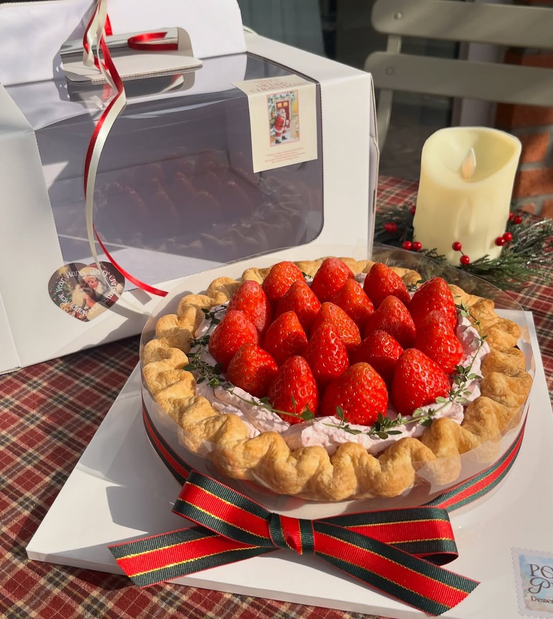 Photo by 동탄카페 POYPIE_포이파이 | 동탄답례품 동탄쿠키 동탄케이크 in 동탄2신도시 with @poy_pie_shop. May be an image of cake, strawberry, pie, fruitcake, tiramisu, cheesecake, hamper and text.