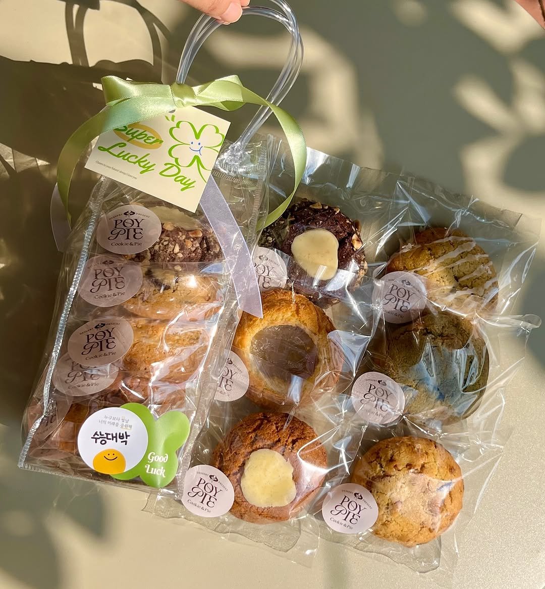 Photo by 동탄카페 POYPIE_포이파이 | 동탄답례품 동탄쿠키 동탄케이크 in 동탄2신도시 with @poy_pie_shop. May be an image of coconut macaroon, cake, babka, oatmeal cookies, muffin and text that says 'M bencte Lucky LuckyDay นวย Day 스는대바 Te4He Good Tuck Boy 2 oL A3 Sp ሞራ SO'.