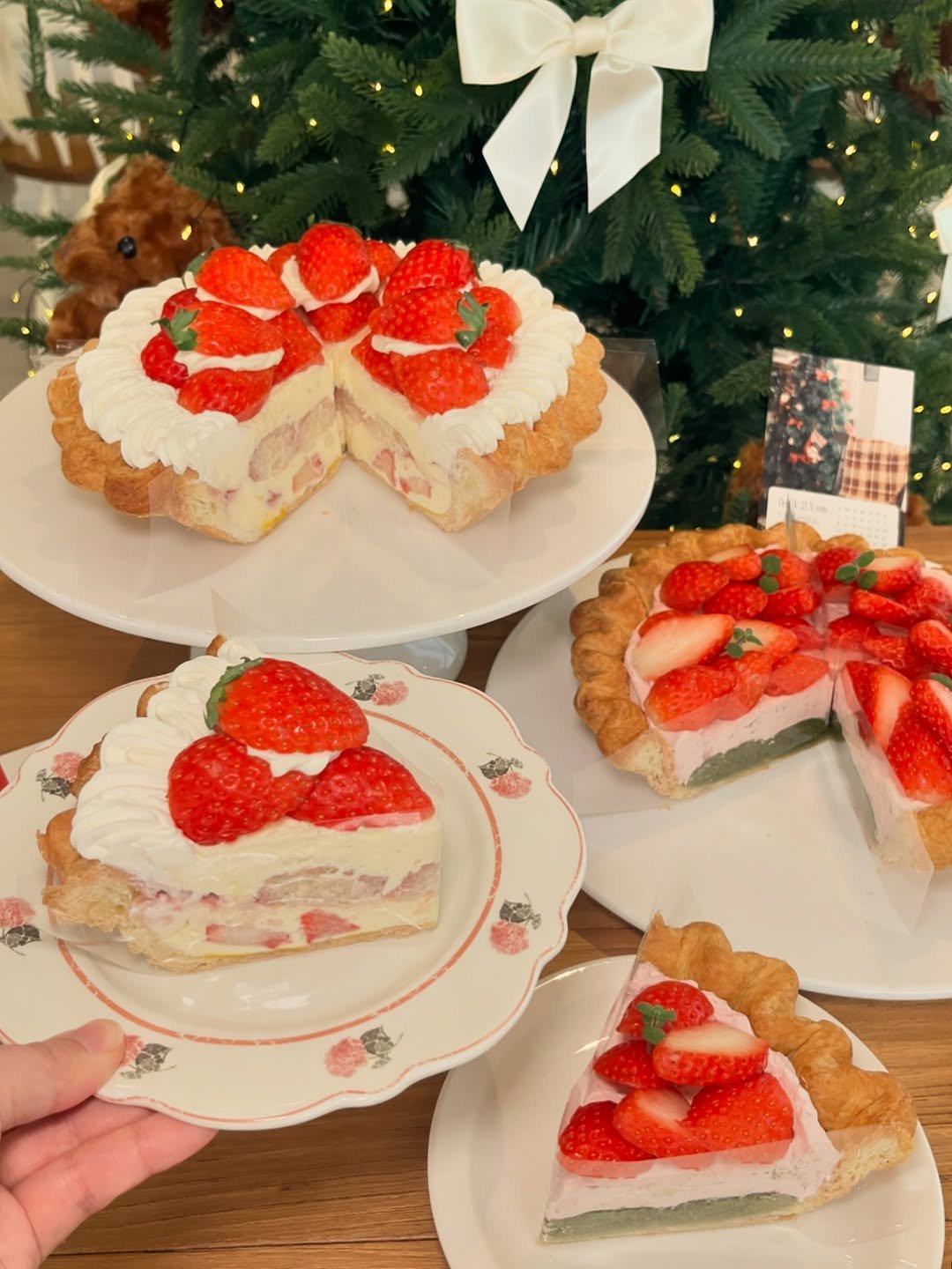 Photo by 동탄카페 POYPIE_포이파이 | 동탄답례품 동탄쿠키 동탄케이크 in 동탄신도시 with @poy_pie_shop. May be an image of chiffon cake, strawberry, pie, cheesecake, fruitcake and text.