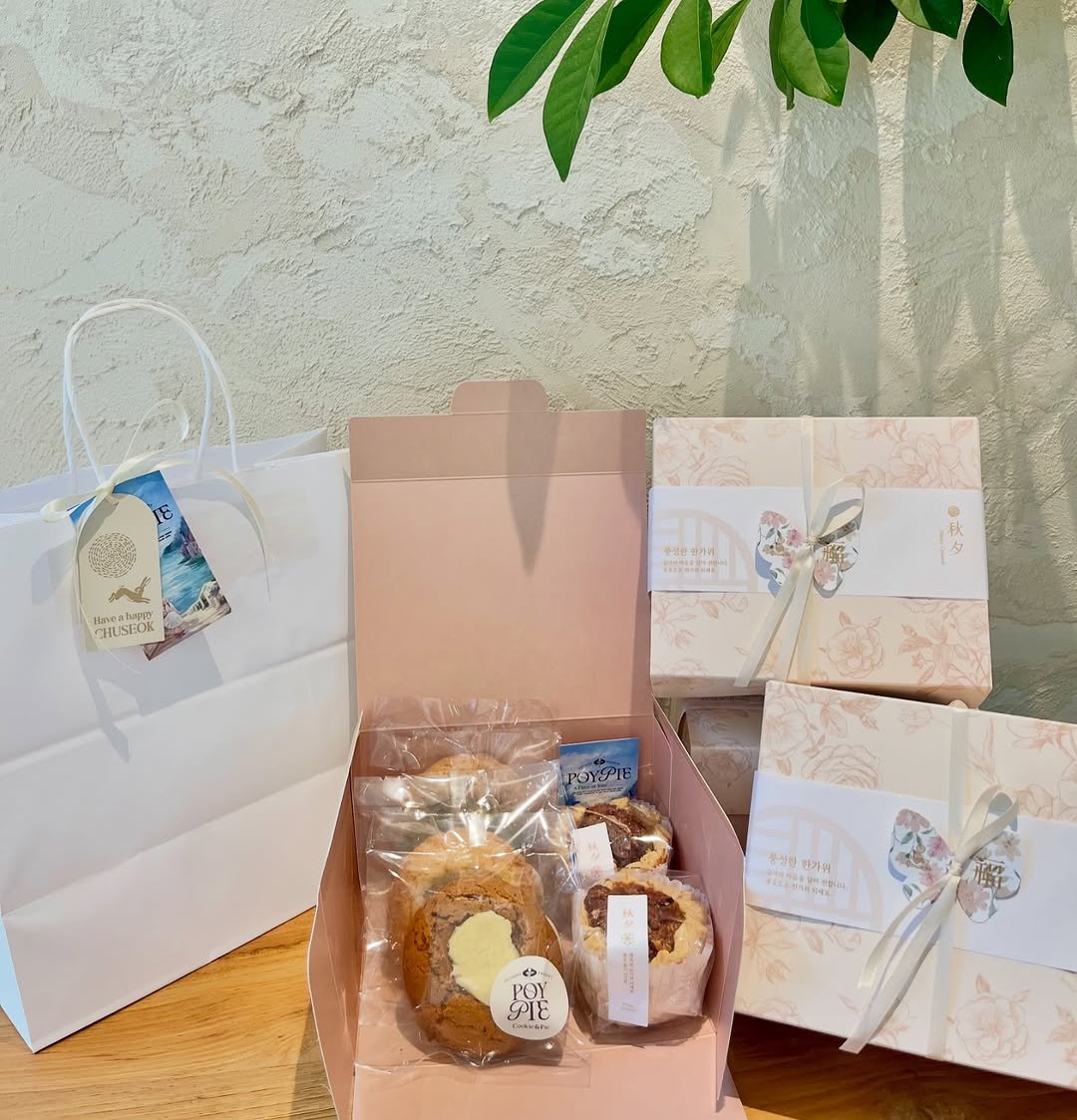 Photo by 동탄카페 POYPIE_포이파이 | 동탄답례품 동탄쿠키 동탄케이크 in 동탄신도시 with @poy_pie_shop. May be an image of cake, oatmeal cookies, coconut macaroon, hamper, bread and text.
