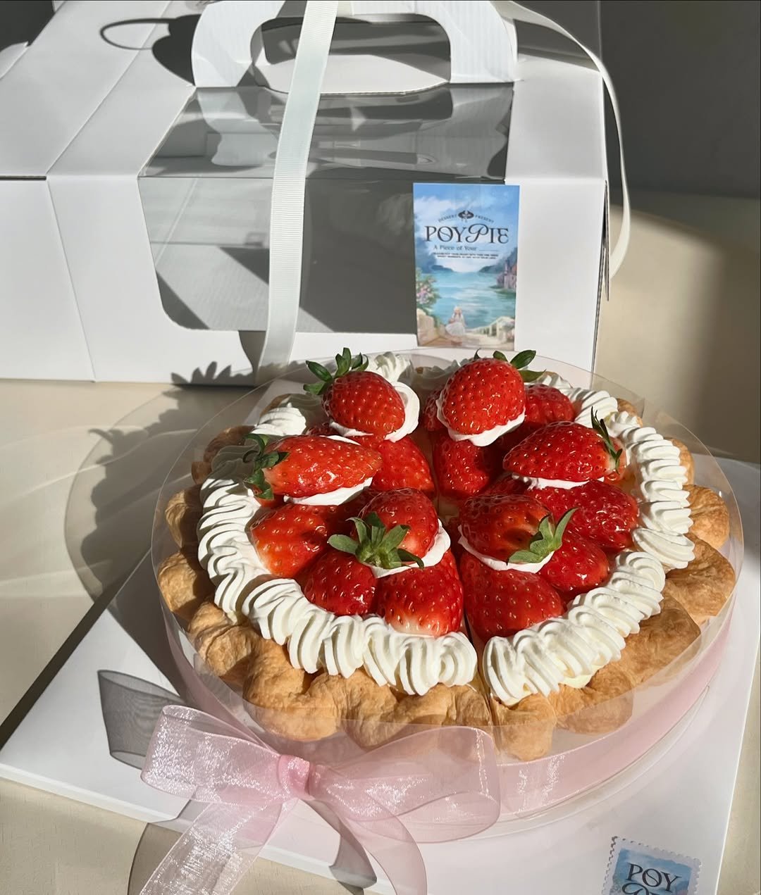 Photo by 동탄카페 POYPIE_포이파이 | 동탄디저트 동탄쿠키 동탄케이크 in 동탄호수공원 with @poy_pie_shop. May be an image of strawberry, cake, eclair and text.