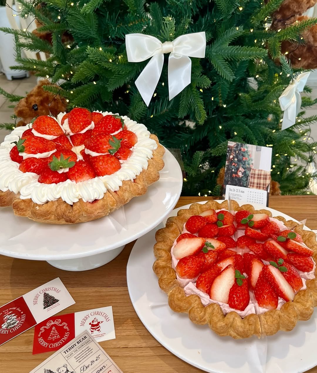 Photo by 동탄카페 POYPIE_포이파이 | 동탄답례품 동탄쿠키 동탄케이크 on December 01, 2025. May be an image of cake, tart, strawberry, pie, cheesecake, fruitcake and text.