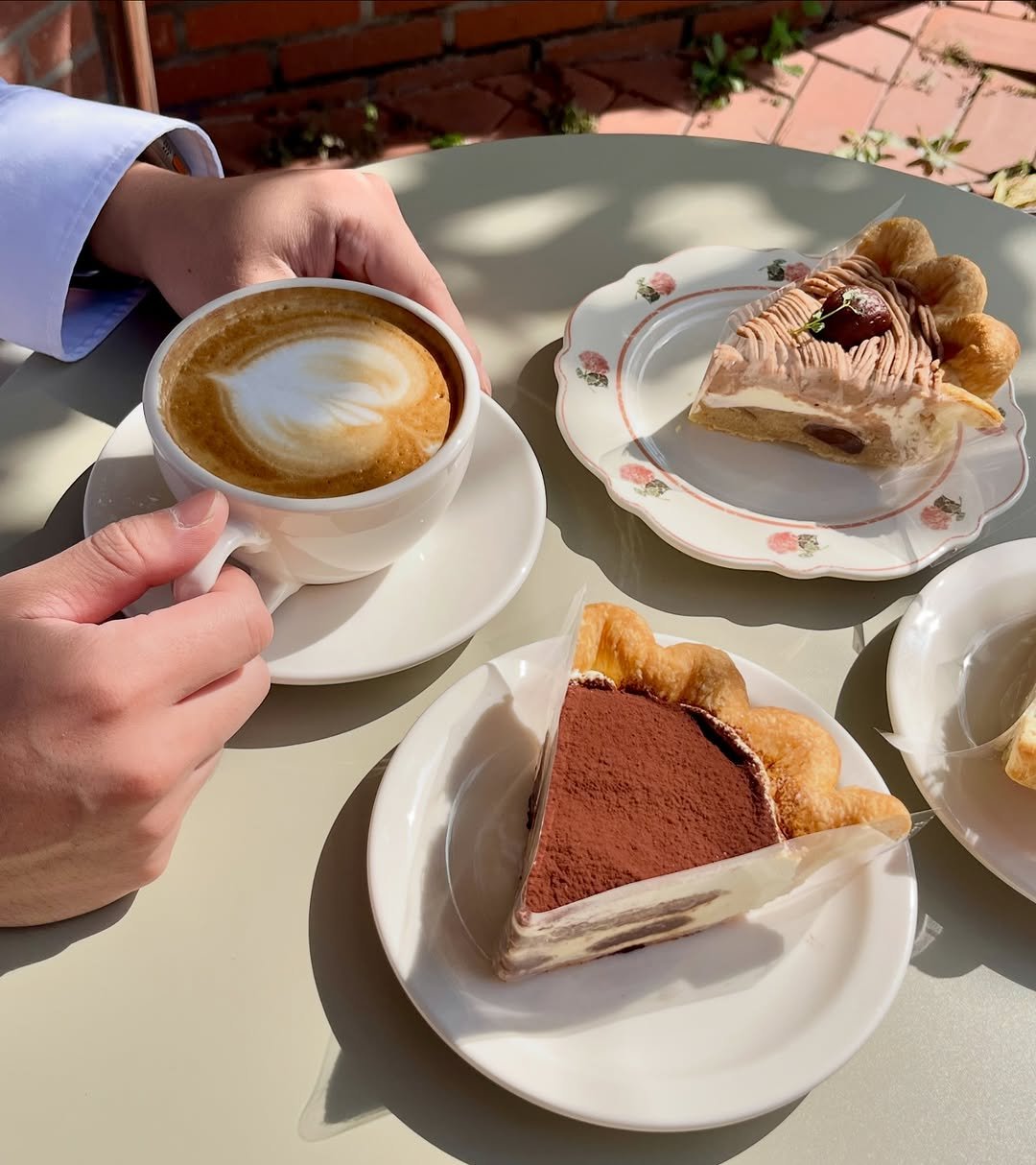 Photo by 동탄카페 POYPIE_포이파이 | 동탄답례품 동탄쿠키 동탄케이크 in 동탄신도시 with @poy_pie_shop. May be an image of tart, coffee, cake, coffee cup, cappuccino, pie, tiramisu and text.