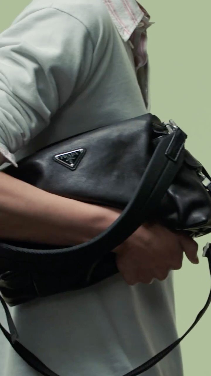 prada 게시물 이미지: Prada Explore.
A versatile silhouette moves...