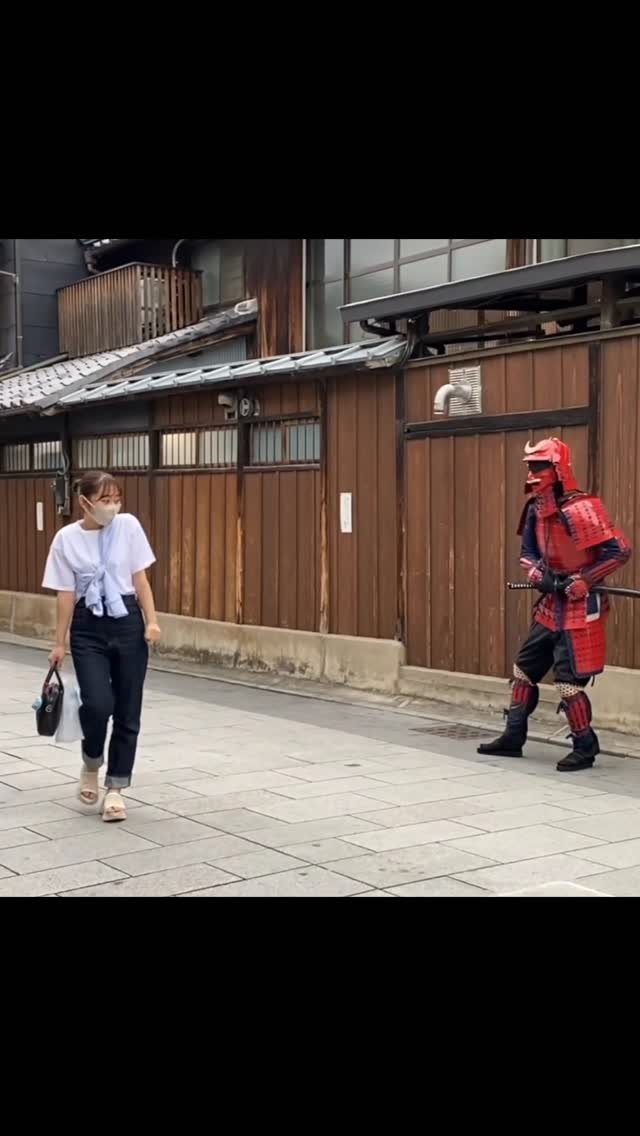 prankjapan 게시물 이미지: Beautiful Woman FREEZES When the Samurai Moves...