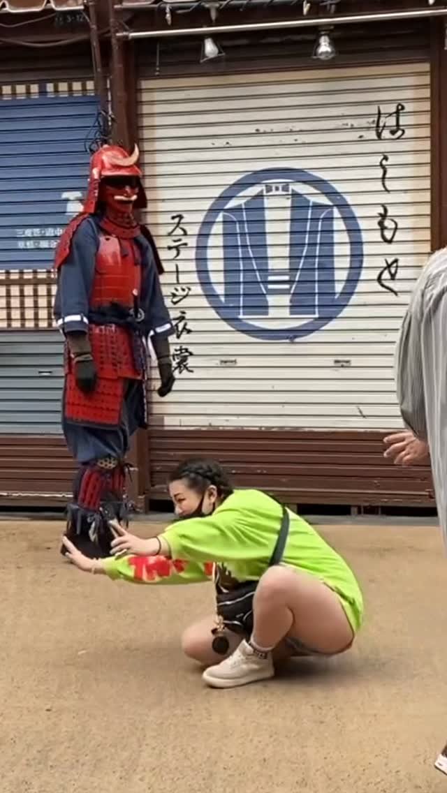 prankjapan 게시물 이미지: She Fell… Because the Samurai MOVED 😱#prank...