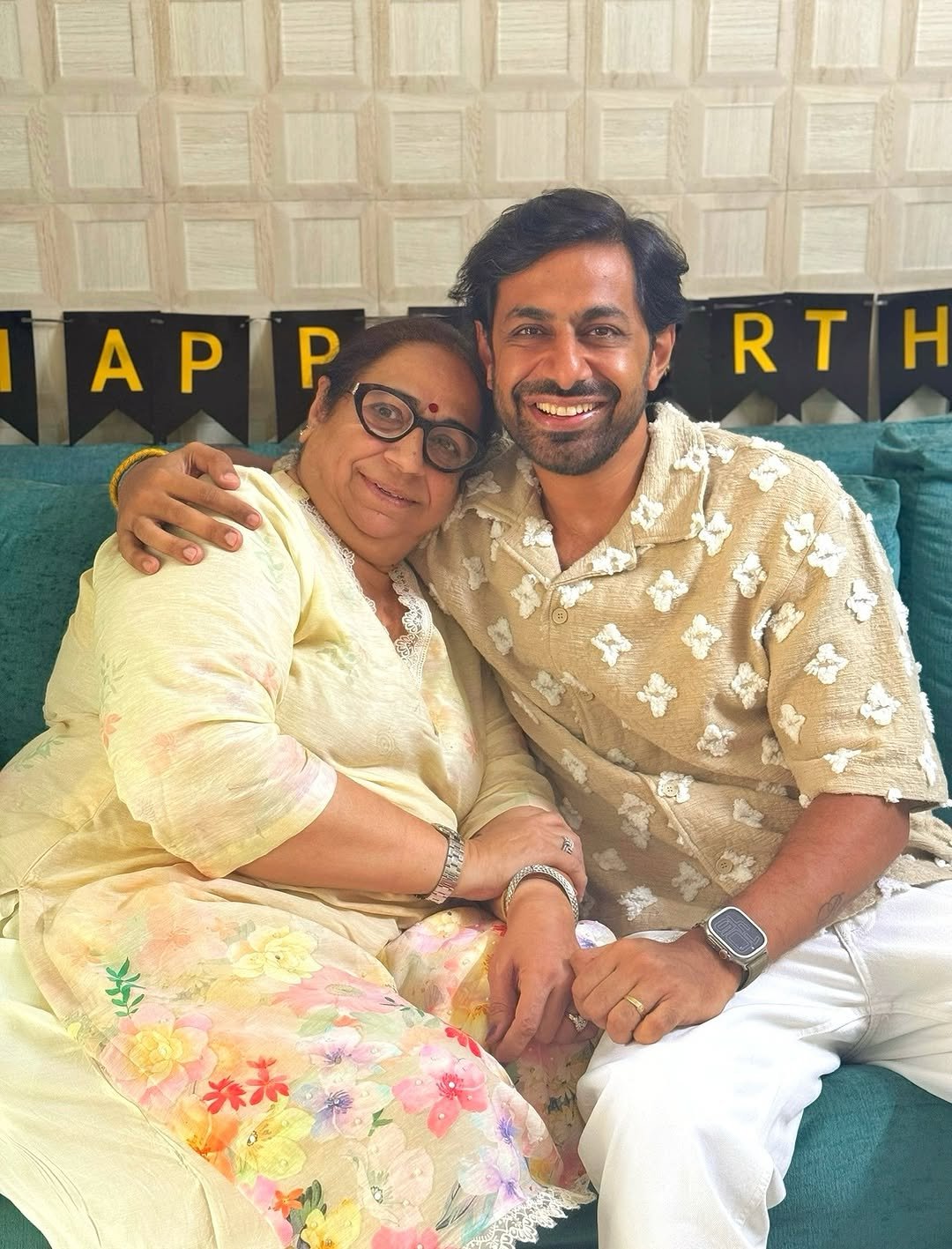 Photo by Praveen Bhat Photography on September 26, 2025. May be an image of 2 people, people smiling and text that says 'APP P AP P RTH H R T 养茶'.