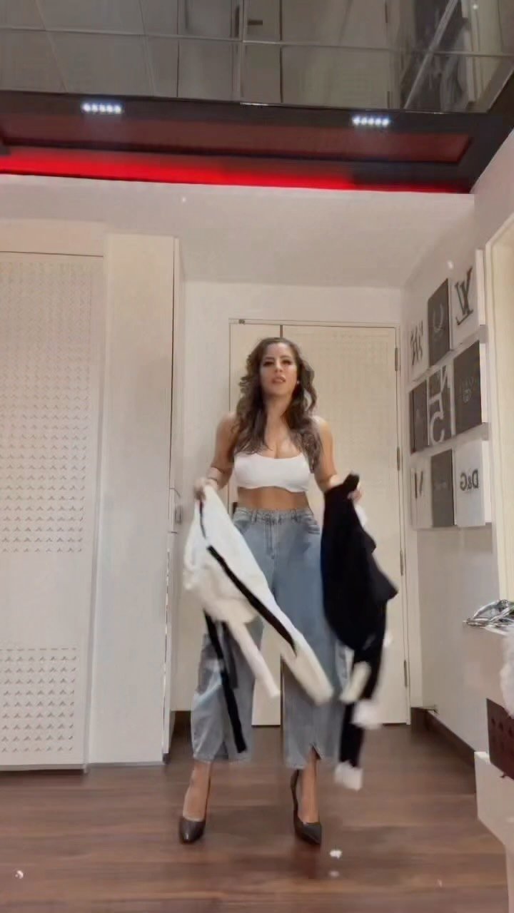 preeti_pahuja_chawla 게시물 이미지: Which one to keep 
Black or white ??
Also...