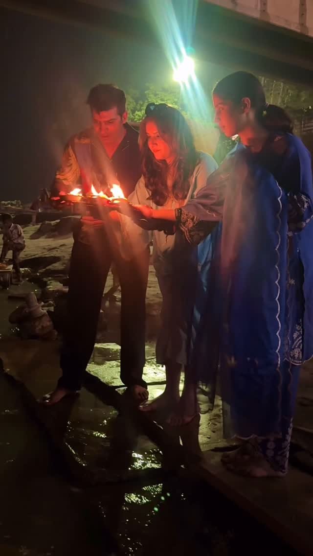 preeti_pahuja_chawla 게시물 이미지: Grateful for everything🙏🏻🪔 Aarti by the ghats...