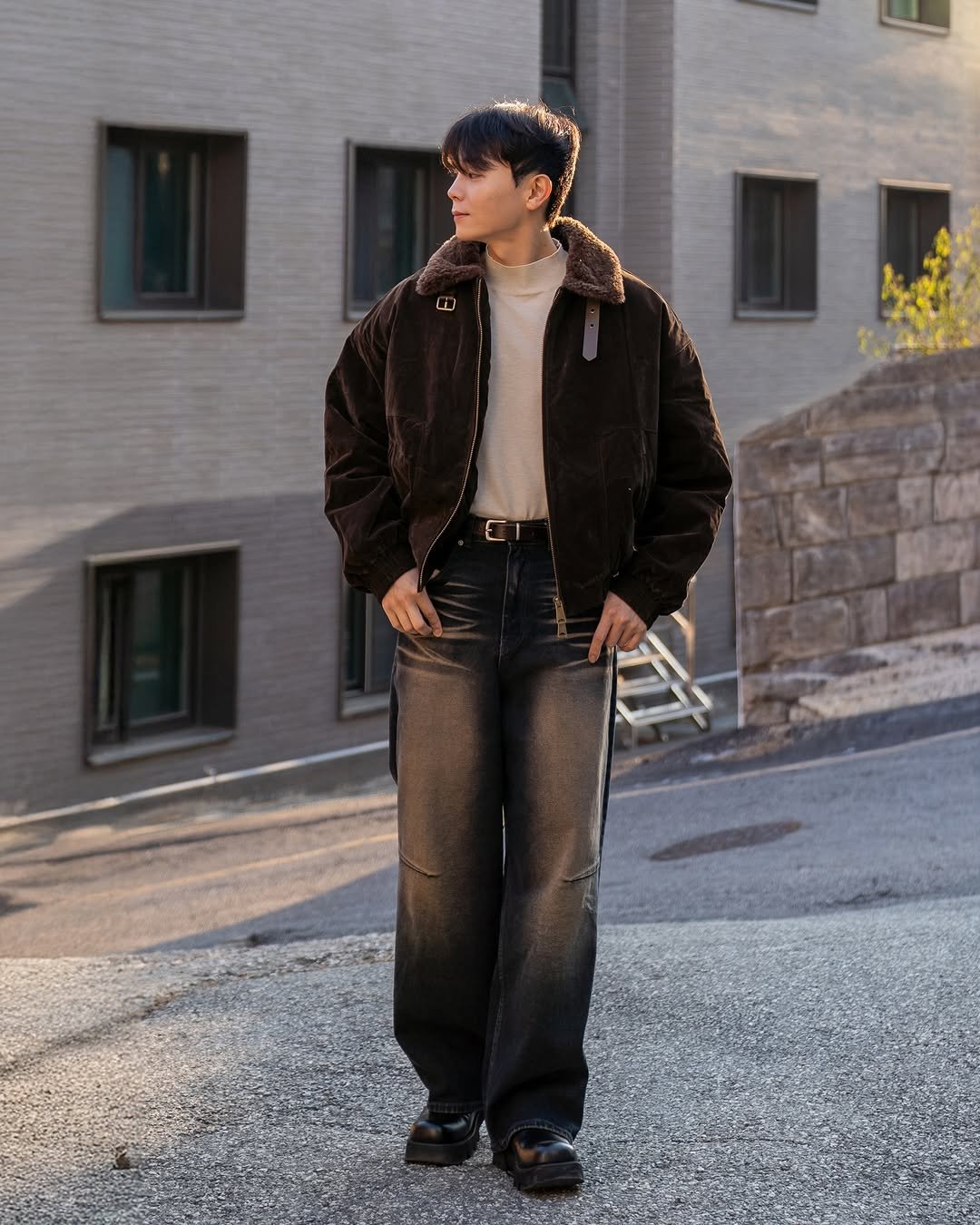 Photo by 데이트룩 ｜프레젠틀 on December 03, 2025. May be an image of duffle coat, goosedown coat, jacket, parka, turtleneck and bolo tie.