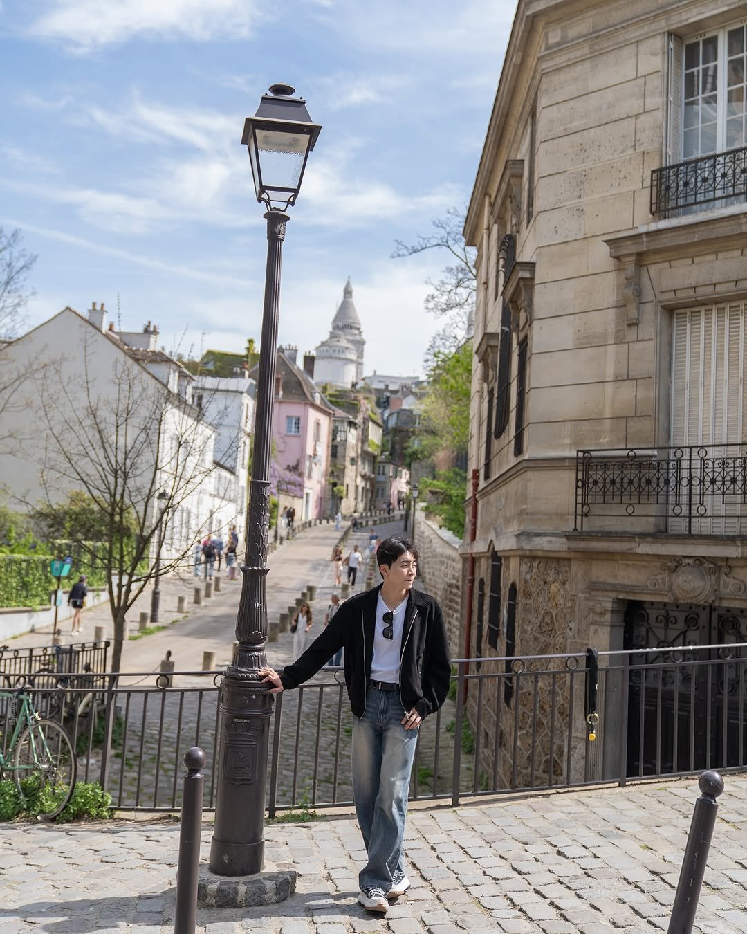 Photo by 데이트룩 ｜프레젠틀 on August 31, 2025. May be an image of 1 person, Sacré-Cœur, York Minster, the Arc de Triomphe, street, lamppost and text.