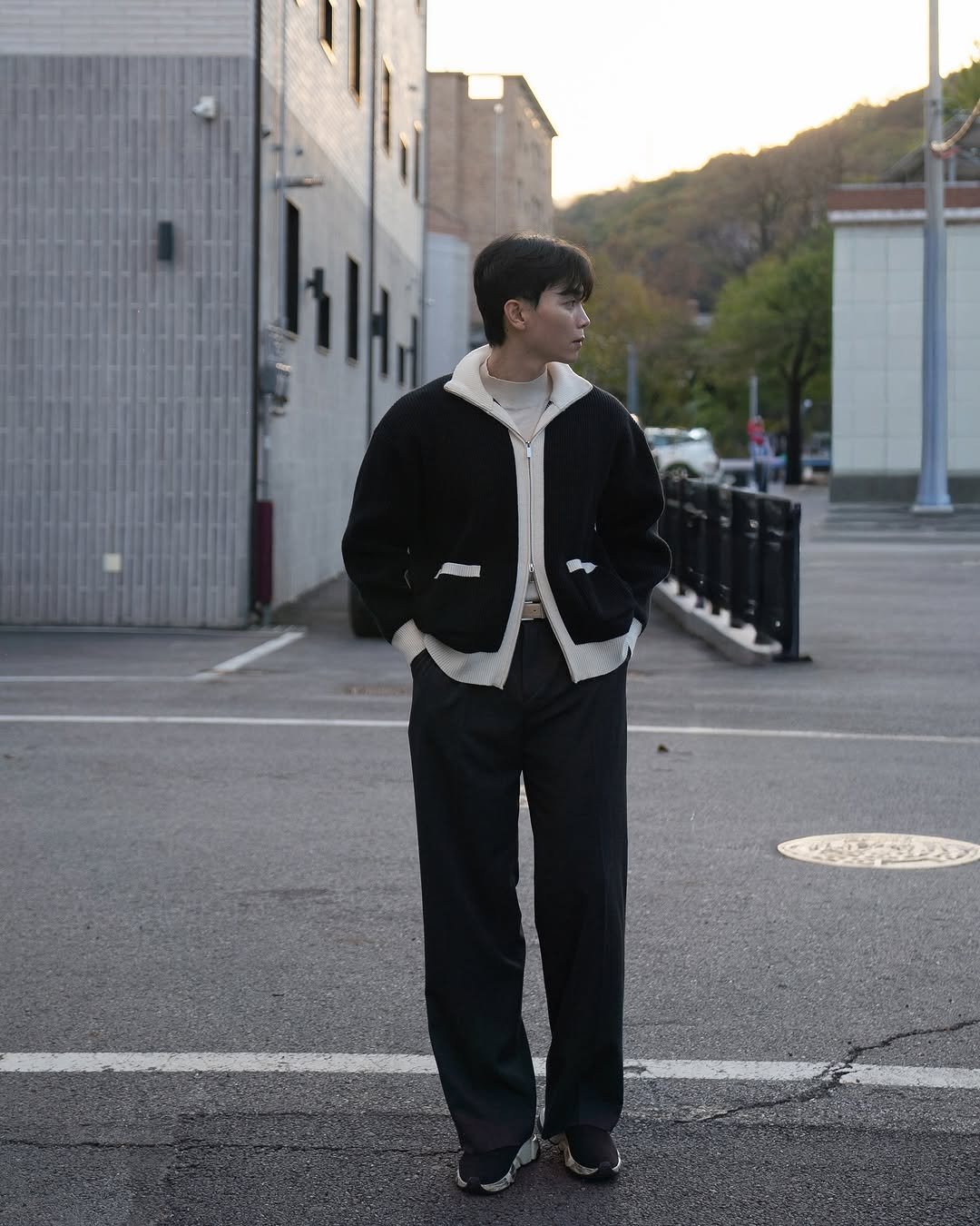 Photo by 데이트룩 ｜프레젠틀 on November 05, 2025. May be an image of duffle coat, overcoat, jacket, parka and text.