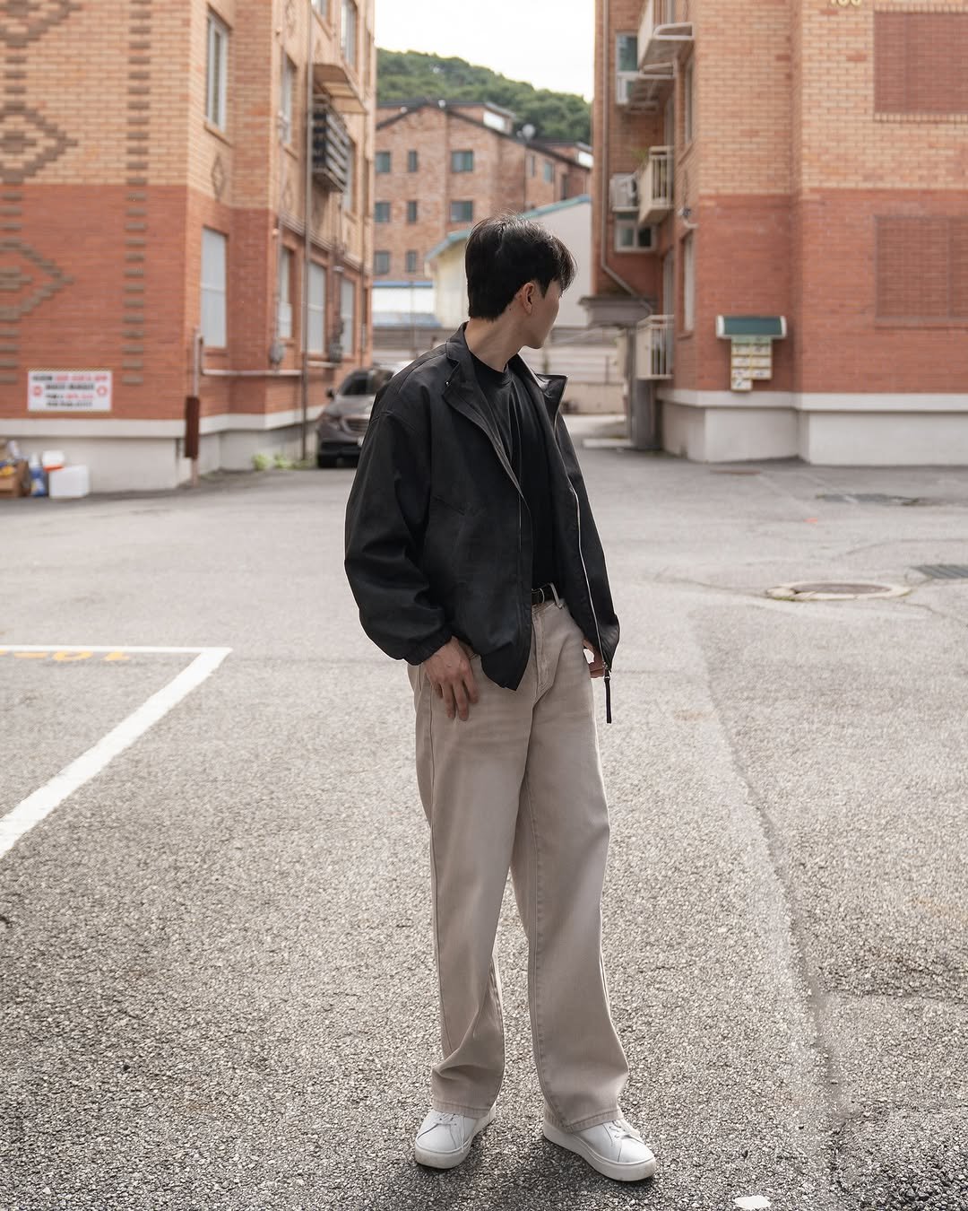 Photo by 데이트룩 ｜프레젠틀 on September 21, 2025. May be an image of 1 person, duffle coat, parka and text.
