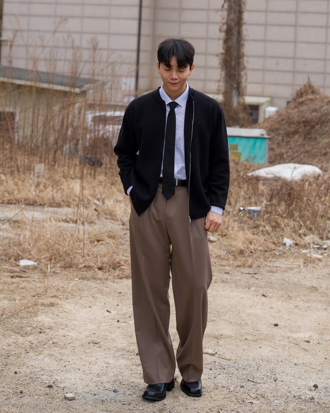 Photo by 데이트룩 ｜프레젠틀 on February 10, 2026. May be an image of duffle coat, suit and text.