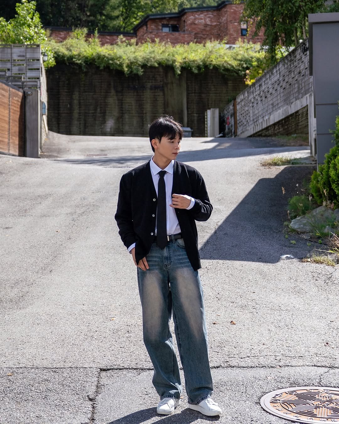Photo by 데이트룩 ｜프레젠틀 on September 30, 2025. May be an image of 1 person, duffle coat, overcoat, blazer, bolo tie and text.