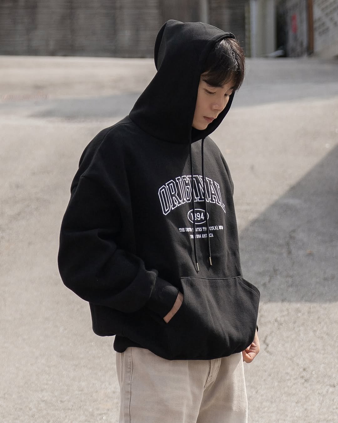 Photo by 데이트룩 ｜프레젠틀 on September 23, 2025. May be an image of 1 person, child, duffle coat, face mask, sweatpants, fleece, parka, sweatshirt and text.
