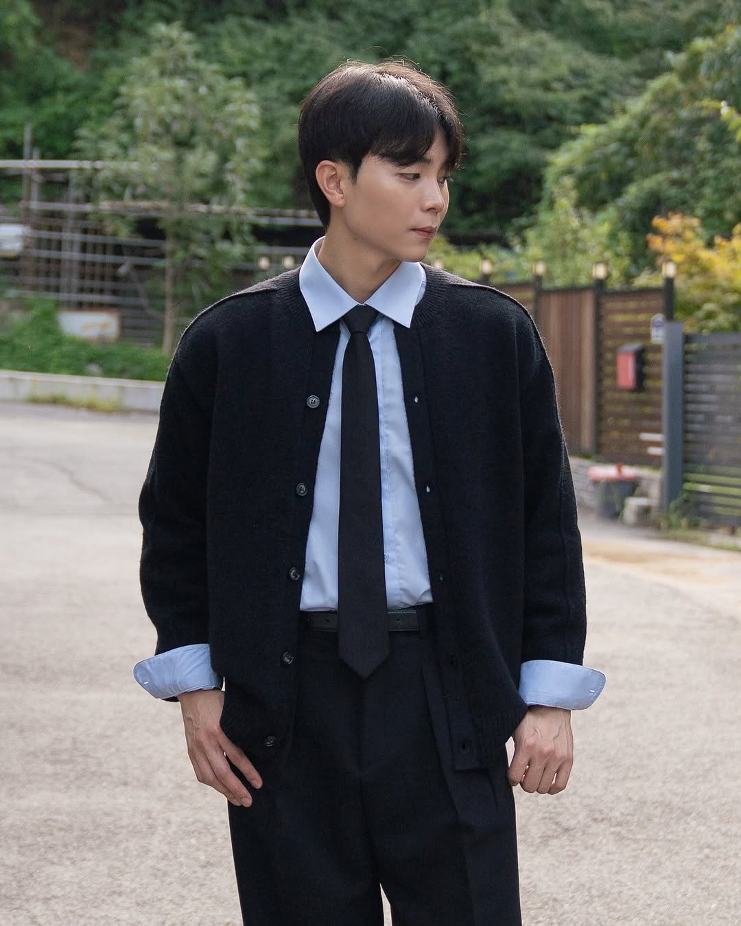 Photo by 데이트룩 ｜프레젠틀 on September 28, 2025. May be an image of 1 person, duffle coat, overcoat, bolo tie, blazer and text.