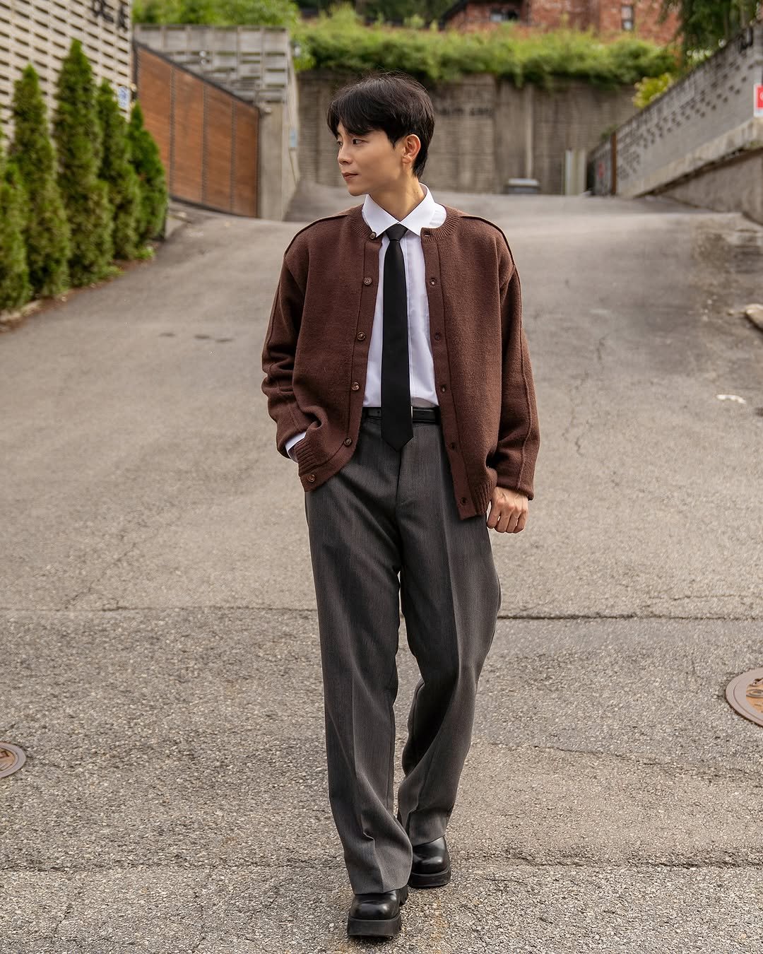 Photo by 데이트룩 ｜프레젠틀 on September 18, 2025. May be an image of 1 person, duffle coat, goosedown coat, overcoat, bolo tie and text.