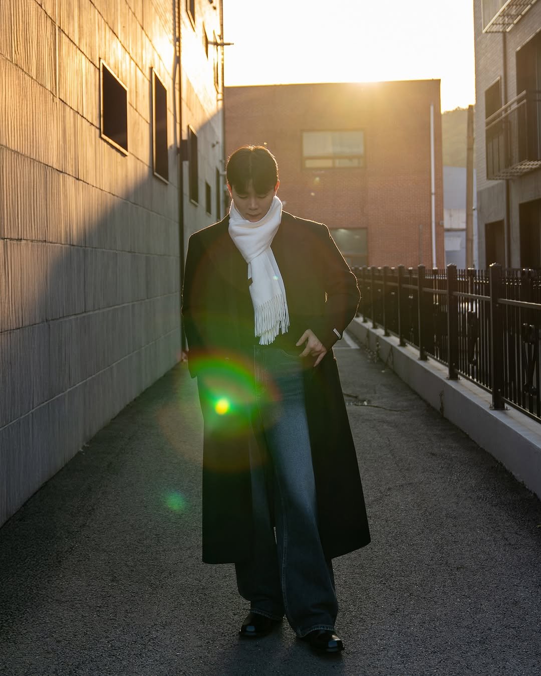 Photo by 데이트룩 ｜프레젠틀 on November 02, 2025. May be an image of duffle coat, scarf, overcoat, turtleneck, parka and text.