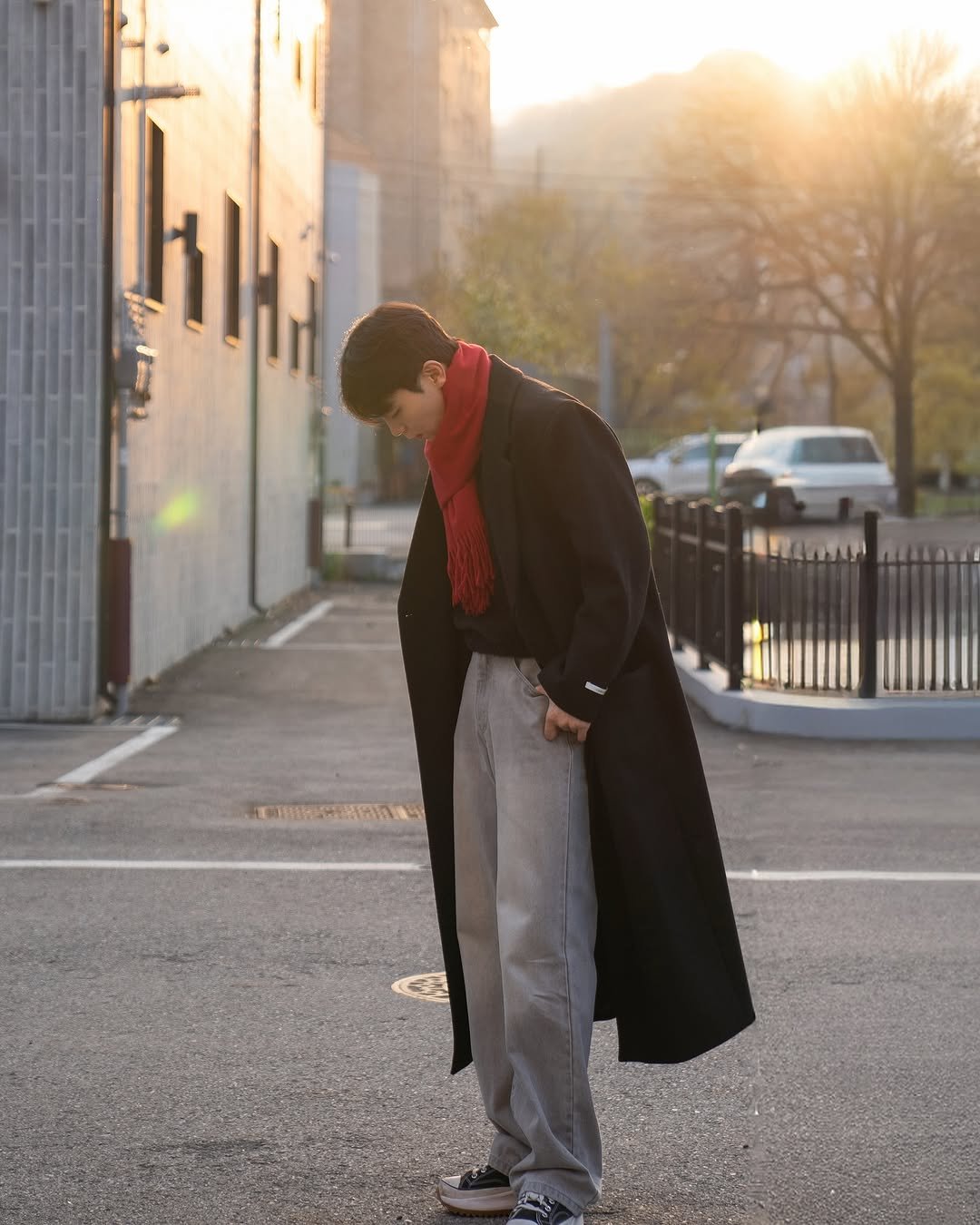 Photo by 데이트룩 ｜프레젠틀 on November 09, 2025. May be an image of one or more people, overcoat, duffle coat, turtleneck and text.