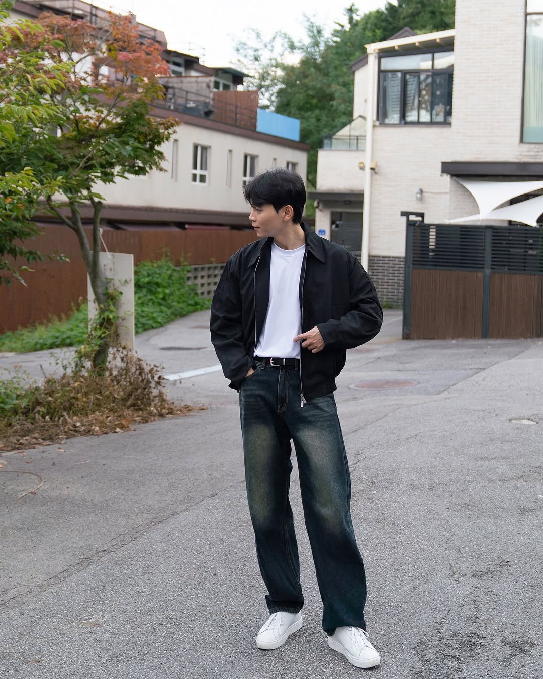 Photo by 데이트룩 ｜프레젠틀 on September 07, 2025. May be an image of 1 person, duffle coat, goosedown coat, parka and text.