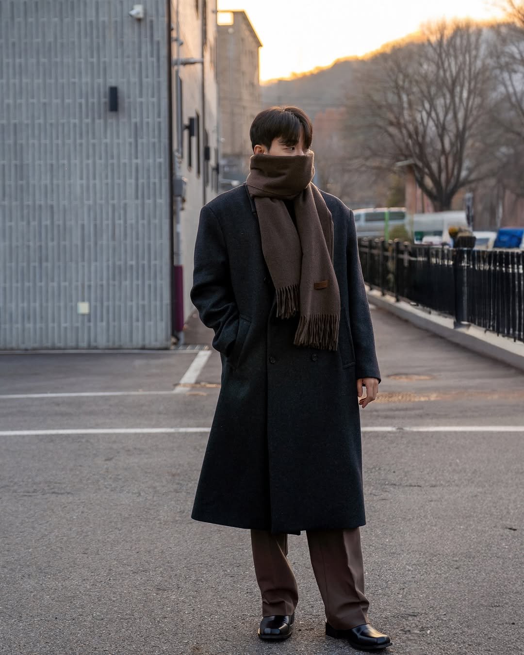 Photo by 데이트룩 ｜프레젠틀 on November 27, 2025. May be an image of wool, turtleneck and coat.