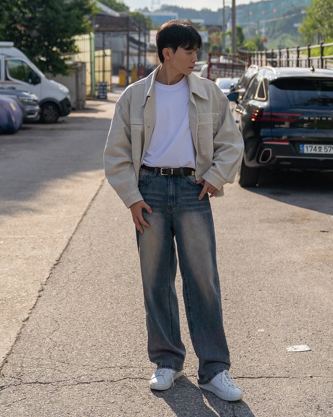 Photo by 데이트룩 ｜프레젠틀 on September 04, 2025. May be an image of 1 person, goosedown coat, jacket, outdoors and text.