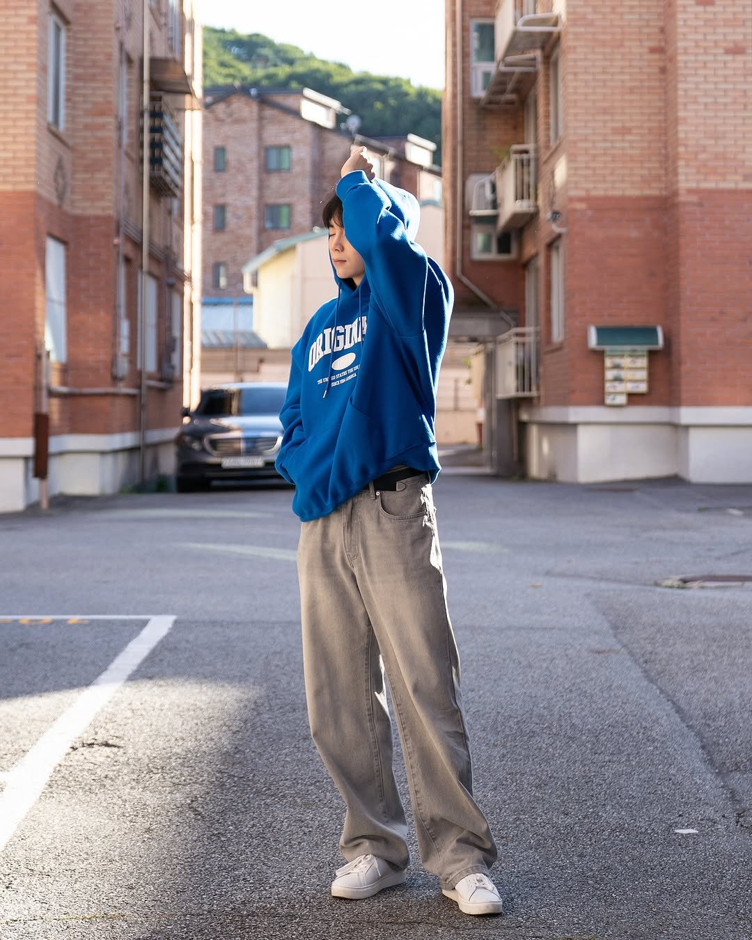 Photo by 데이트룩 ｜프레젠틀 on October 06, 2025. May be an image of 1 person, sweatpants, sportswear and text.