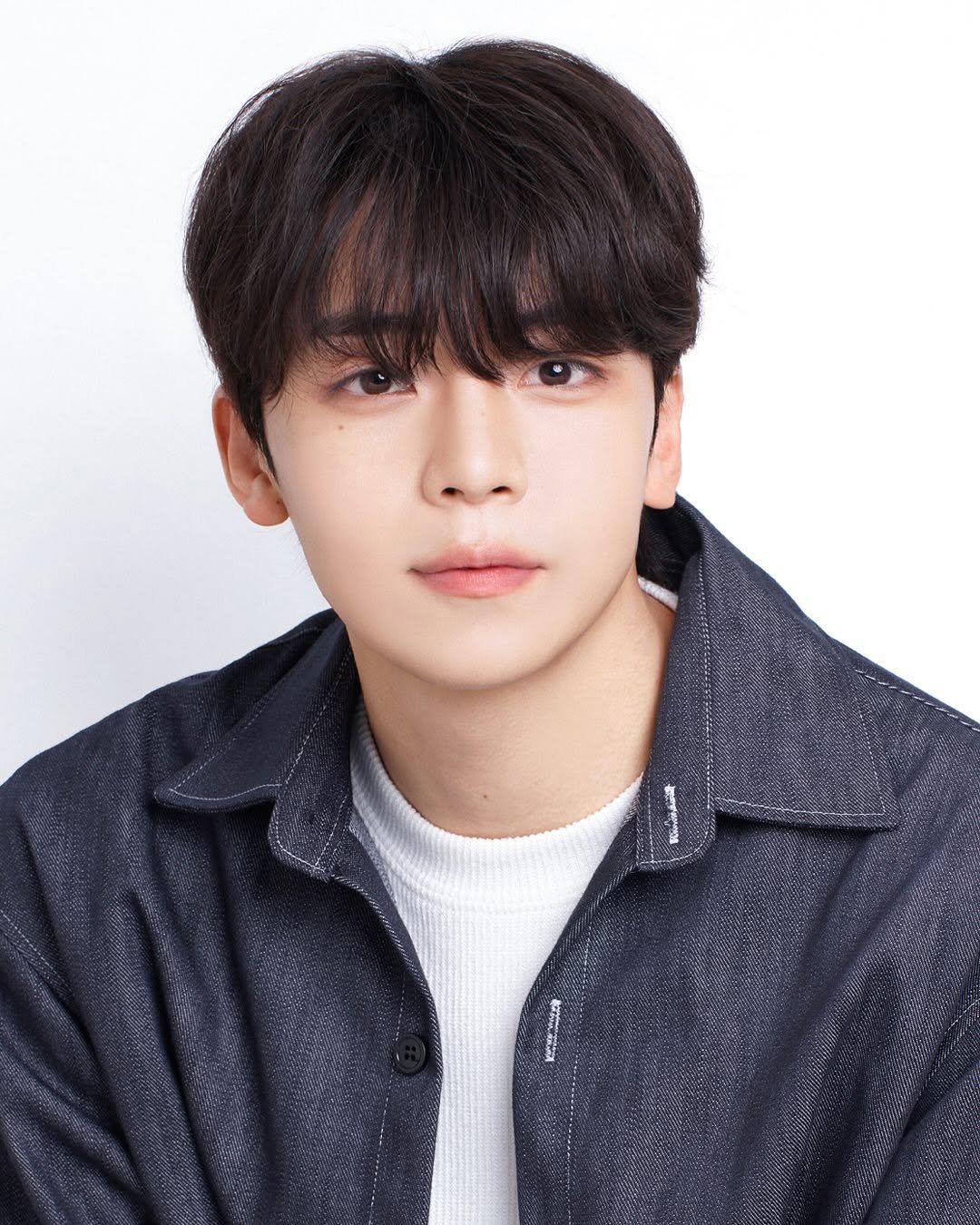Photo shared by 프레피 스튜디오(압구정로데오사진관⋅서면사진관⋅증명사진) on July 24, 2025 tagging @preppy_studio. May be an image of 1 person, bolo tie and text.