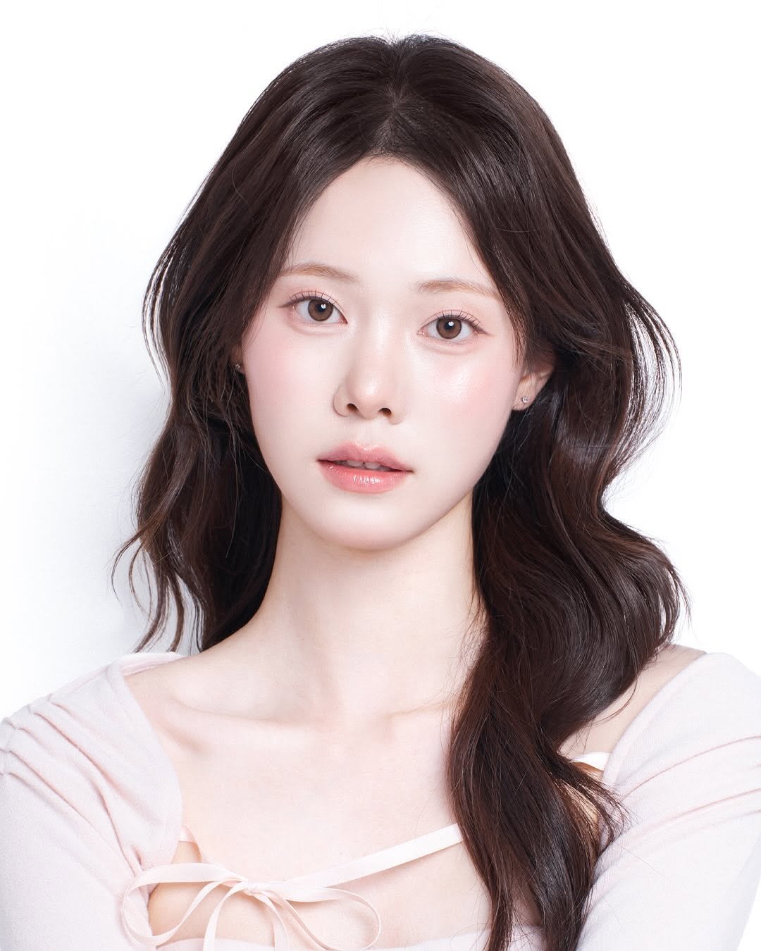Photo shared by 프레피 스튜디오(압구정로데오사진관⋅서면사진관⋅증명사진) on July 26, 2025 tagging @preppy_studio. May be an image of 1 person, hair, makeup, top and text.
