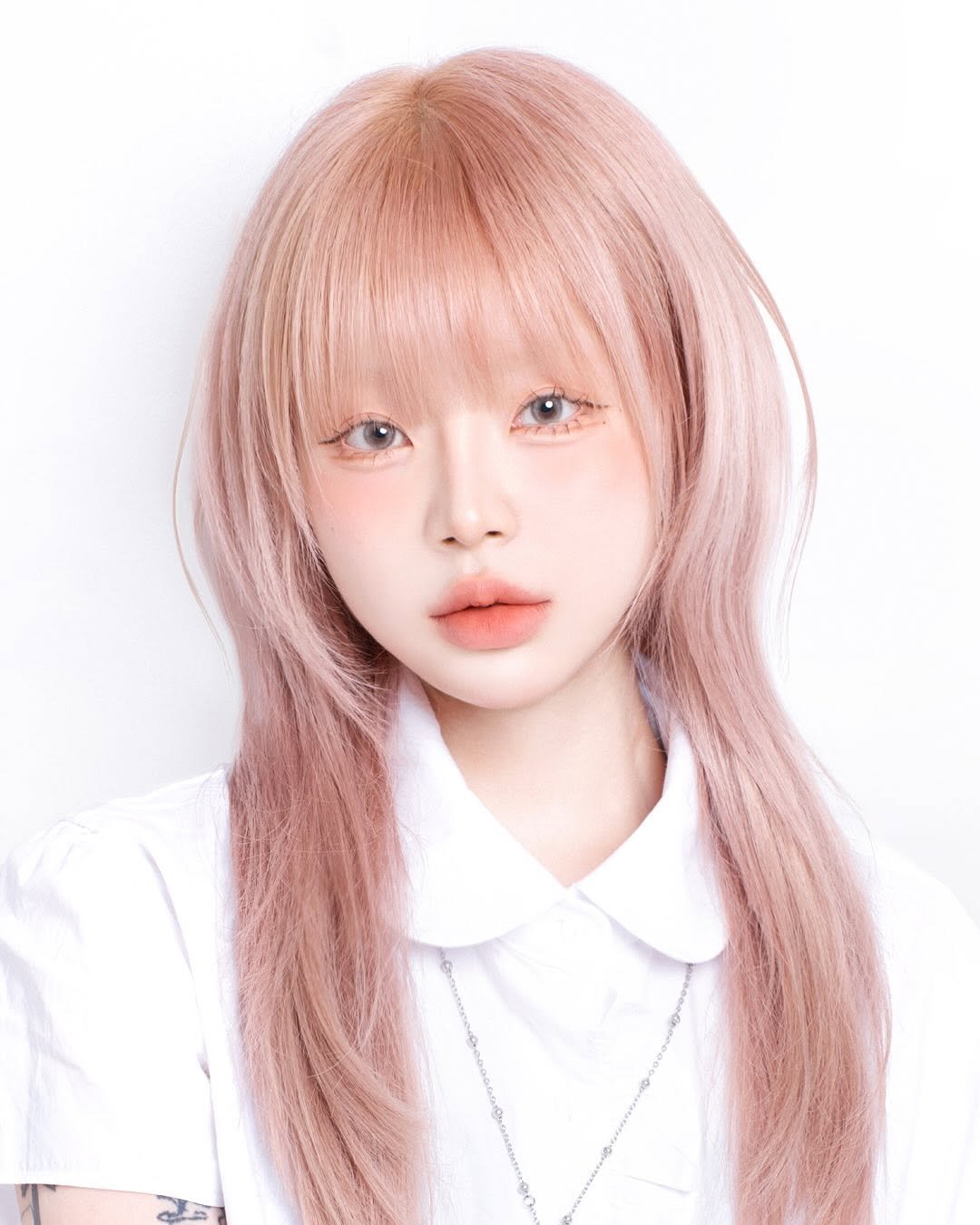 Photo shared by 프레피 스튜디오(압구정로데오사진관⋅서면사진관⋅증명사진) on July 31, 2025 tagging @preppy_studio. May be a closeup of 1 person, blonde hair, makeup and text.