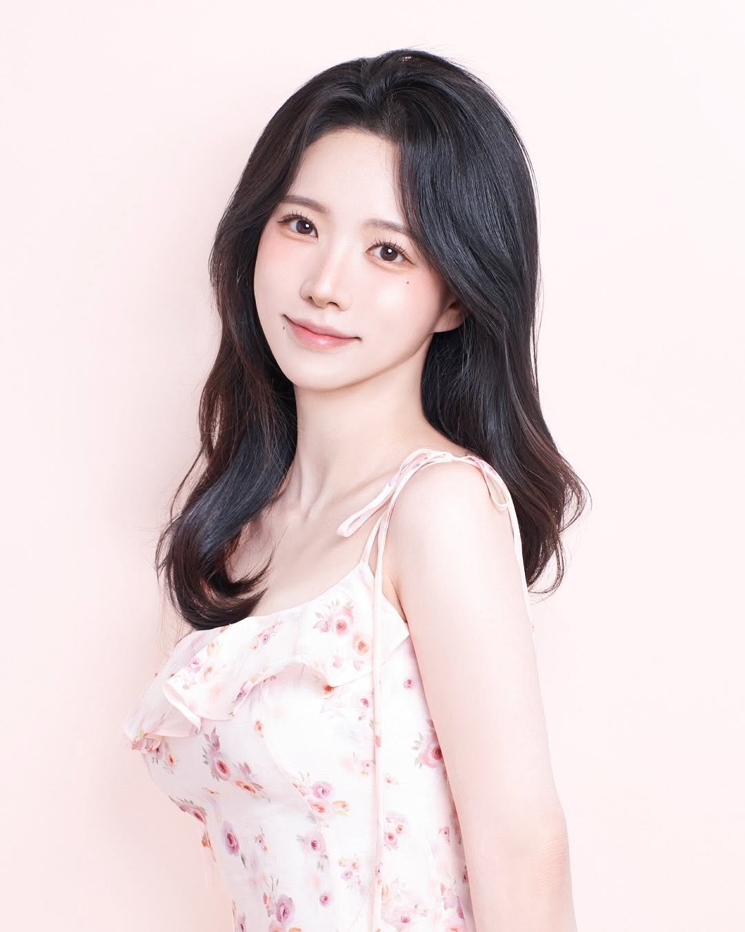 Photo shared by 프레피 스튜디오(압구정로데오사진관⋅서면사진관⋅증명사진) on July 29, 2025 tagging @preppy_studio. May be an image of 1 person, hair, makeup, sleepwear, slip, chemise, dress, bra and text.