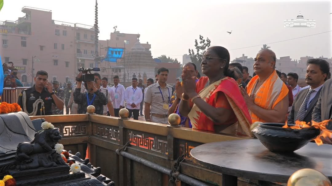 presidentofindia 게시물 이미지: President Droupadi Murmu had Darshan at Shree...