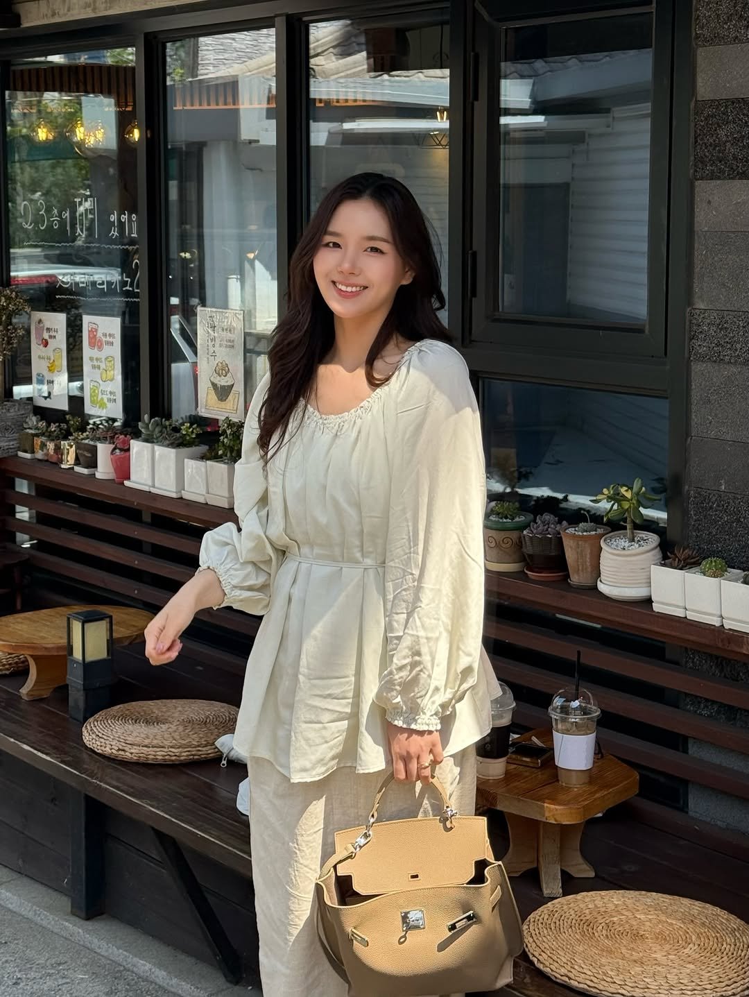 prettysw_ 게시물 이미지: 상담룩으로 입었던 요 코디 인기 많네요..🤍
오프숄더도 되서 데이트나 놀러가선...