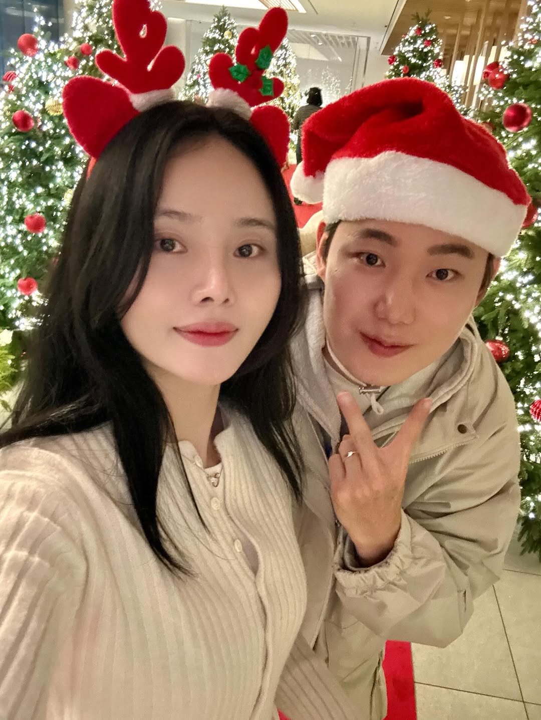 Photo shared by 박재훈 on November 25, 2025 tagging @qkrwogns99. May be a selfie of one or more people, hair, christmas tree and text.