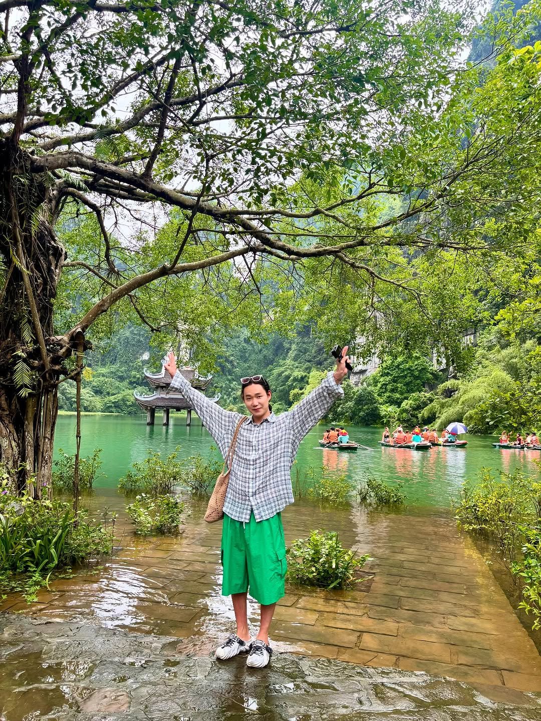 Photo by 박재훈 on August 29, 2025. May be an image of 2 people, lake and text.