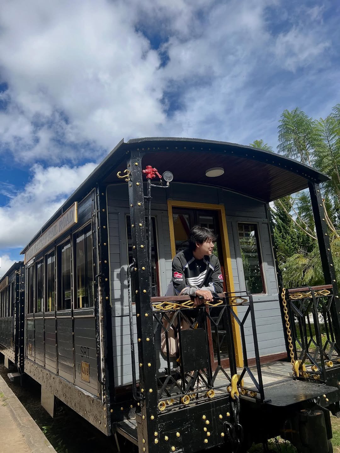 Photo by 박재훈 on October 25, 2025. May be an image of cablecar, train, trolley, steam engine and text.