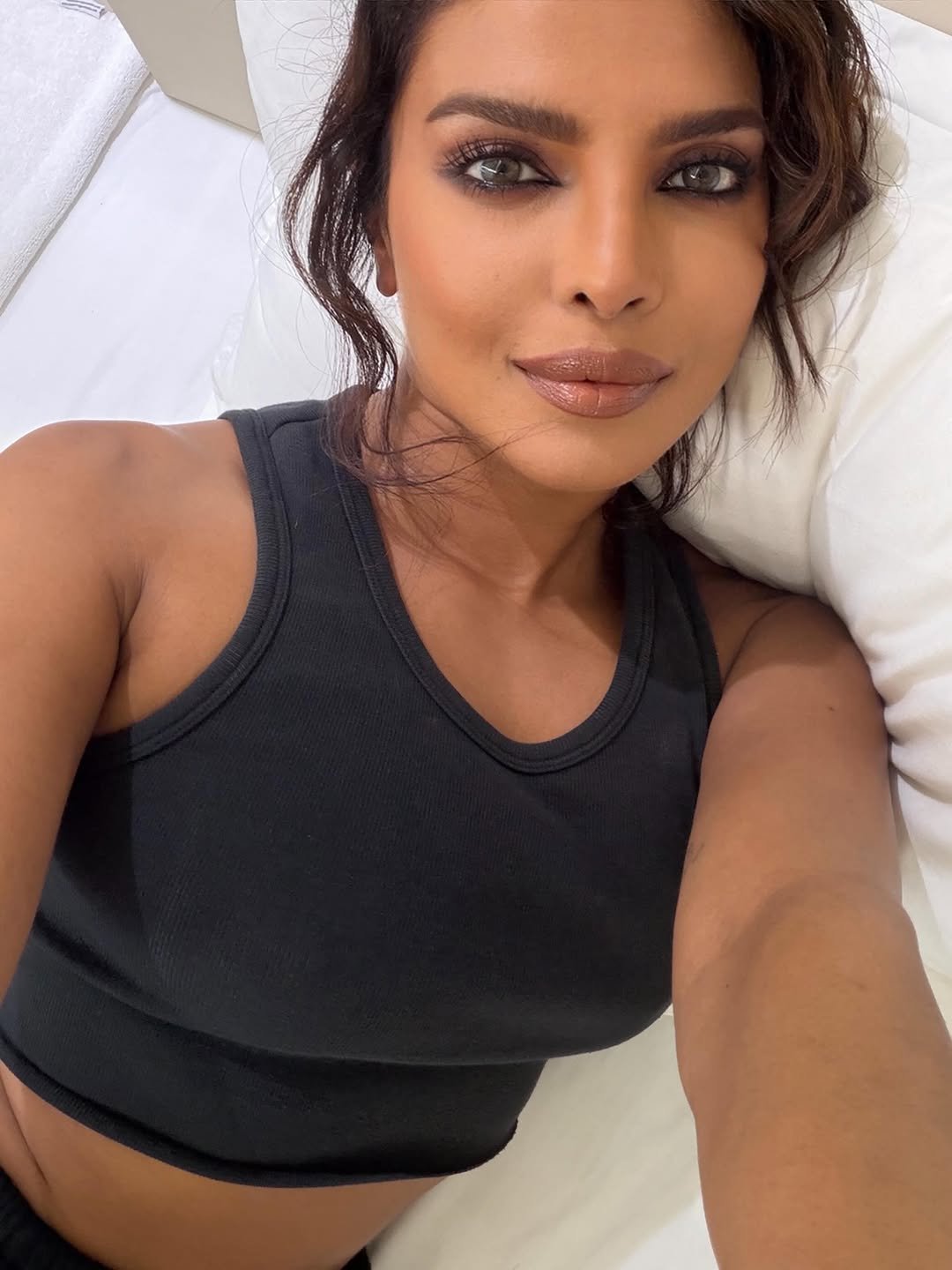 priyankachopra 게시물 이미지: Soft launch of my current era 🎼💋